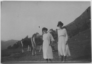 Gina Maria Rossi con un'amica sui monti di Roveredo