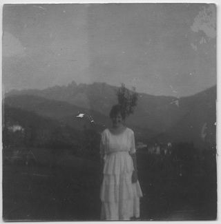 Gina Maria Rossi in giardino a Biolda