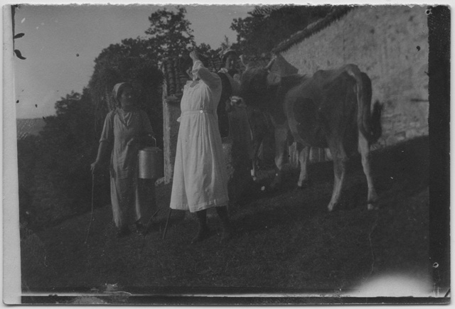 Ragazza ai monti con due alpigiane