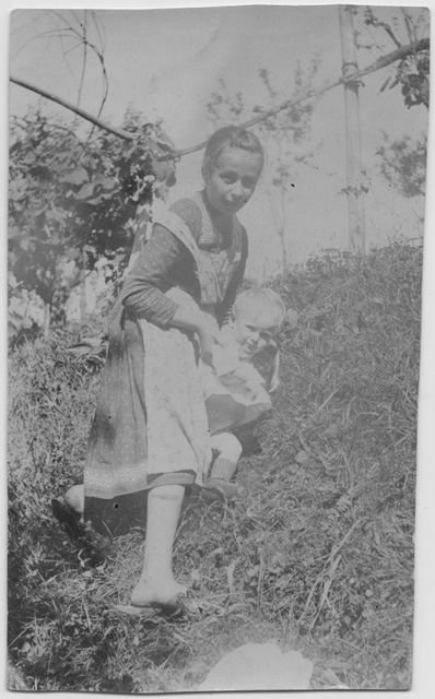 Due bambine in un vigneto