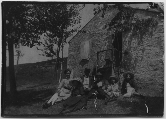 Ritratto di gruppo davanti a una cascina a Condra