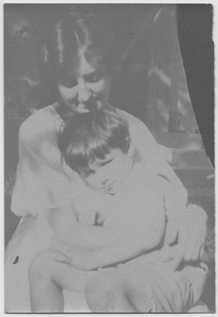 Gina Maria Rossi con in braccio un bambino