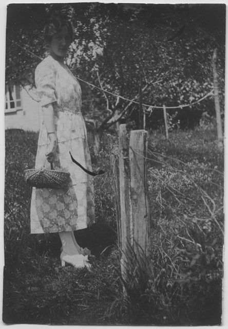 Ritratto di Gina Maria Rossi in giardino a Biolda