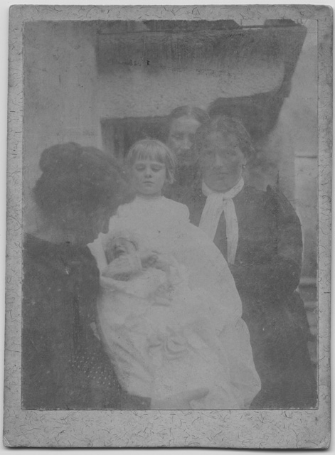 Ritratto di famiglia con neonato