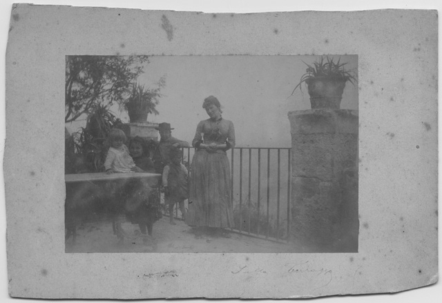 Adele Rossi con quattro bambini in terrazza a Posillipo
