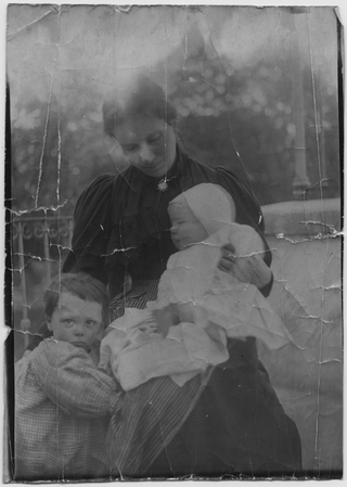 Adele Rossi in posa con i figli