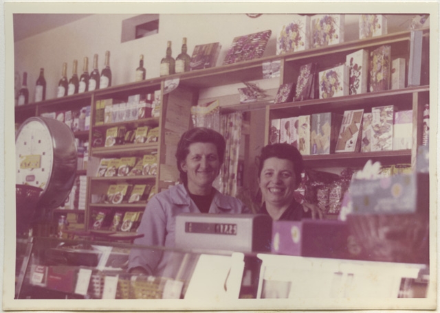 Valeria Canonica e Ada De Vecchi al lavoro alla Coop di Canobbio