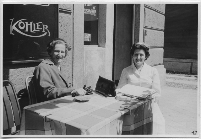 Valeria Canonica (a destra) con un'amica al tavolino di un bar