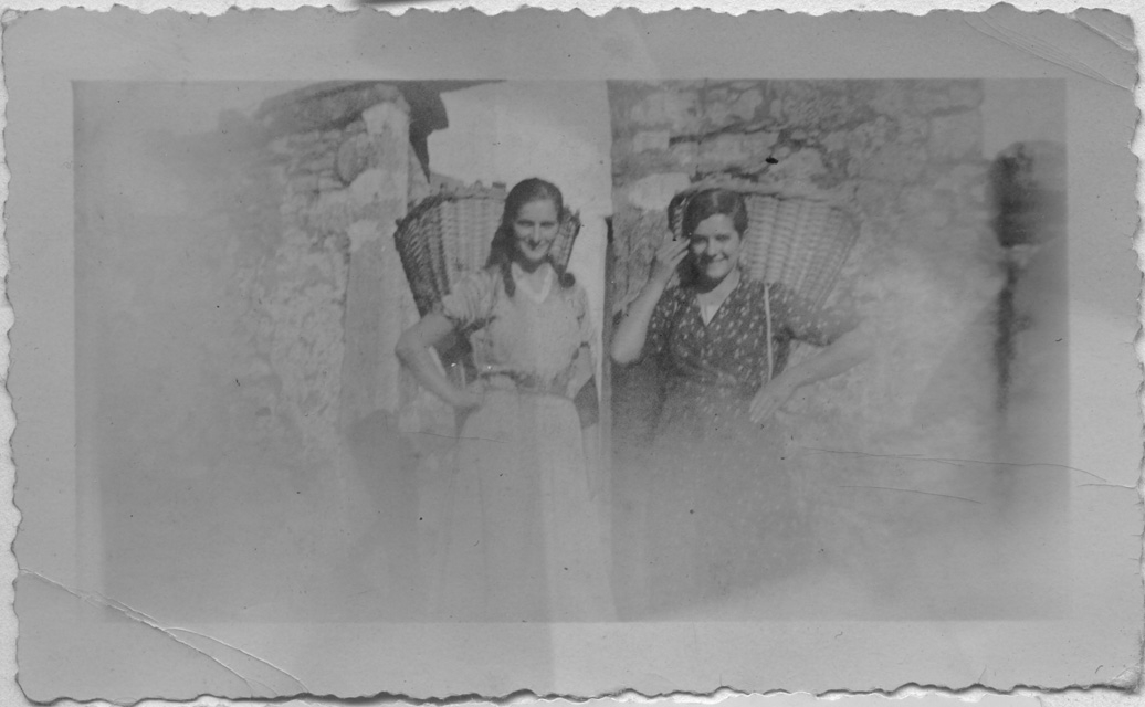 Rita e Luisina Marioni con la gerla