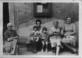 Gruppo di donne in posa con due bambine
