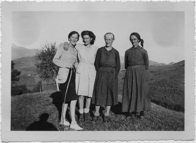 Donne in posa sui Monti di Nava