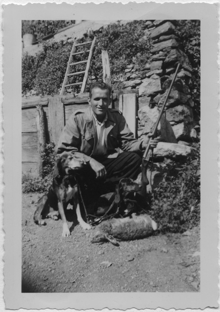 Cacciatore in posa con lepre