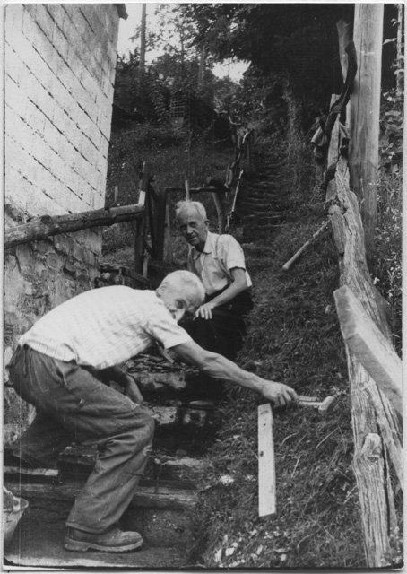 Due uomini mentre costruiscono una scalinata a Roveredo