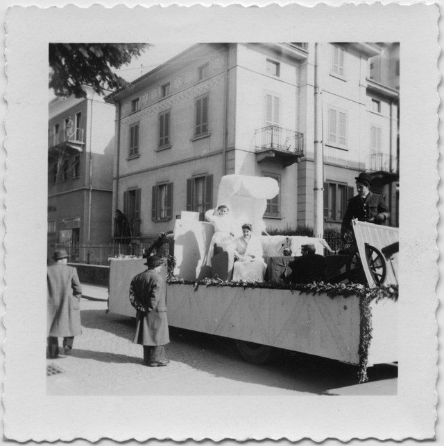 Sfilata del carro allegorico dedicato alla nascita di Carolina di Monaco