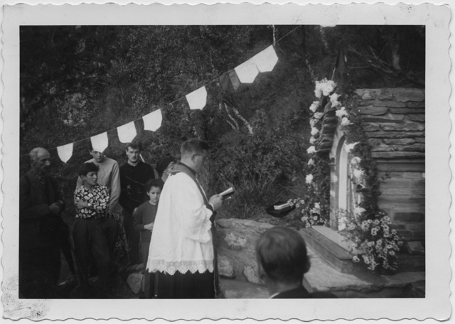 Gruppo in preghiera davanti alla cappella di Brena