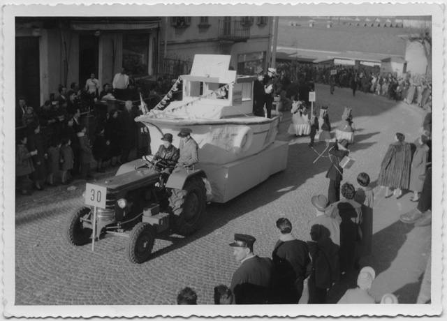 Sfilata del carro allegorico dedicato allo sciopero dei battellieri a Bellinzona