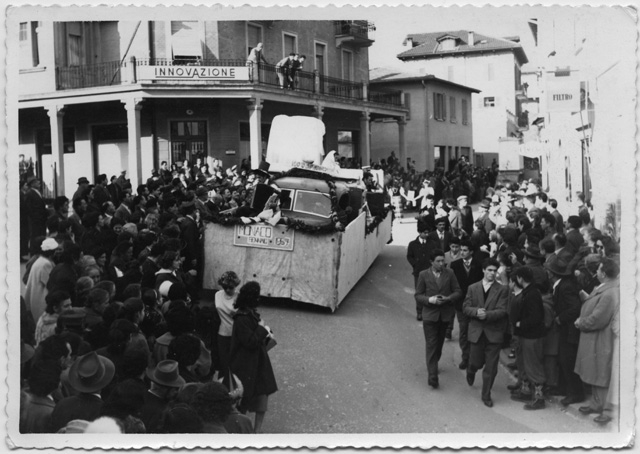 Sfilata del carro allegorico dedicato alla nascita di Carolina di Monaco