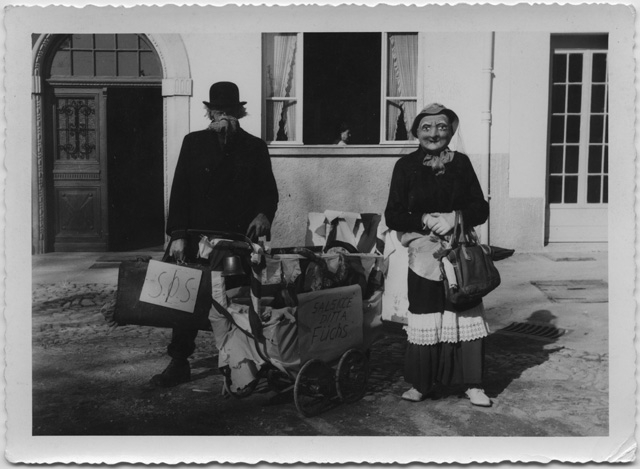 Coppia in maschera con carretto