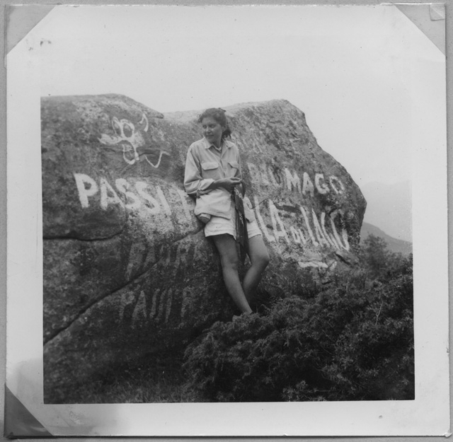 Gabriella Roncoroni in posa davanti ad una roccia a Zalto