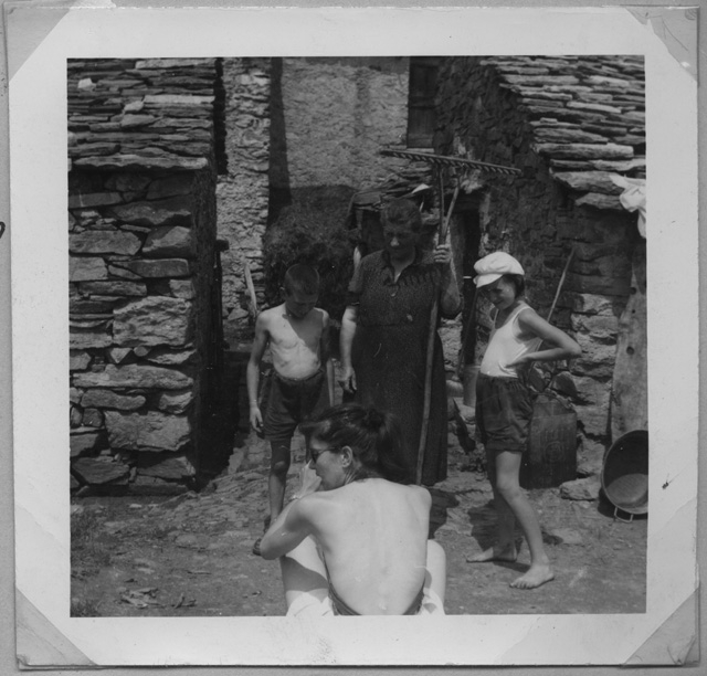 Ritratto di gruppo davanti a delle cascine a Stinchè