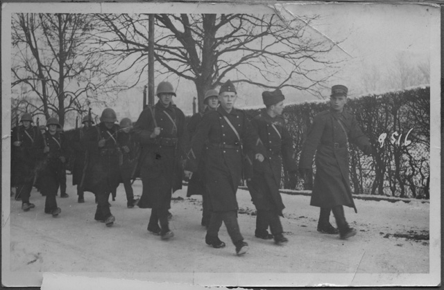 Gruppo di militari in marcia