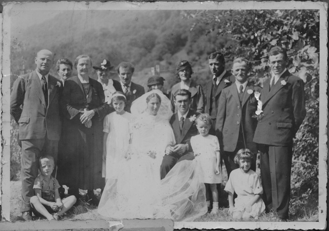 Gruppo all'aperto durante un matrimonio