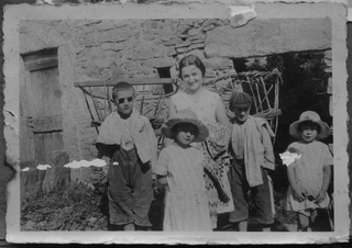 Gruppo davanti ad una cascina a Stinchè