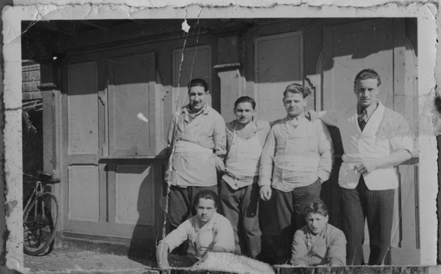 Gruppo di operai della ditta Volonte con il grembiule da lavoro