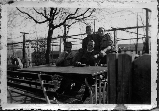 Gruppo di militari seduti ad un tavolo