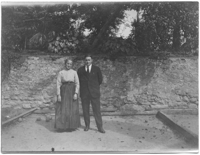 Coppia in un giardino