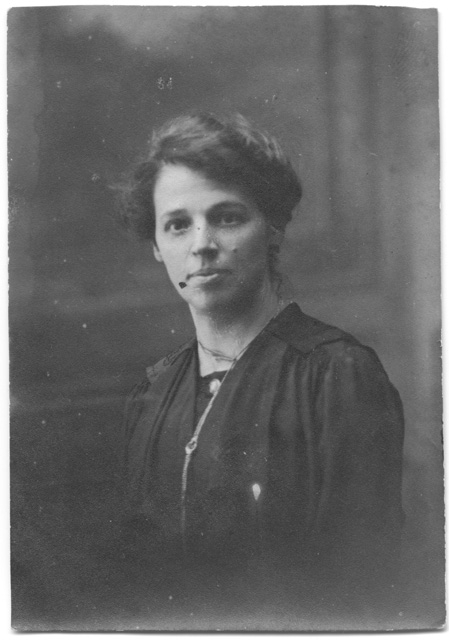 Ritratto di donna con collana