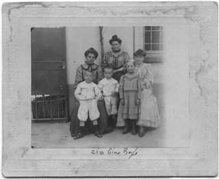 Tre donne con i loro bambini