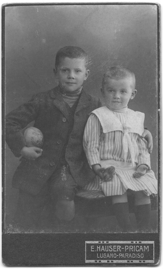 Coppia di bambini con una palla