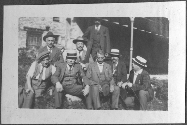 Gruppo di uomini all'aperto con cappello e bastone