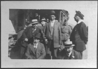 Gruppo di uomini all'aperto