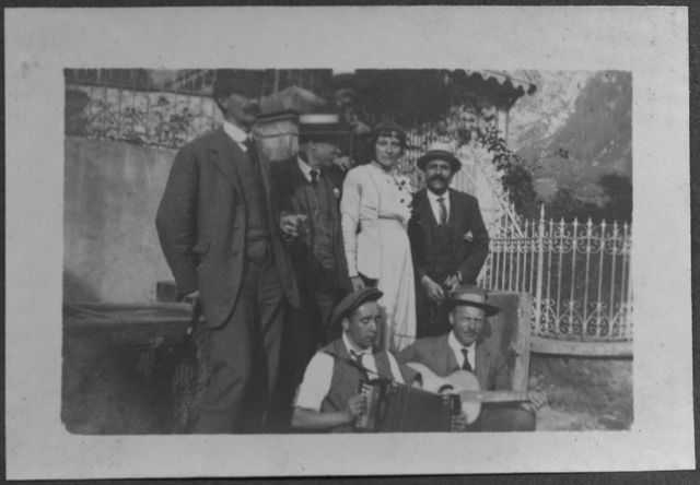 Ritratto di gruppo con strumenti musicali