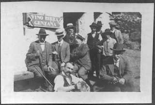 Gruppo di uomini davanti ad un bar