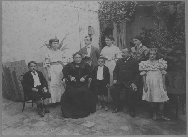 Ritratto di famiglia in cortile