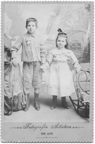 Coppia di bambini in posa