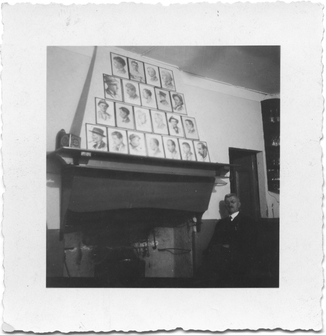 Ritratto di Michele Storni davanti al camino