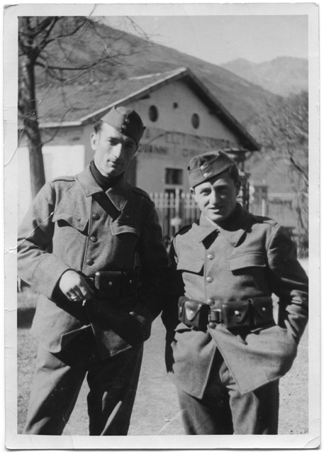 Due uomini in divisa militare