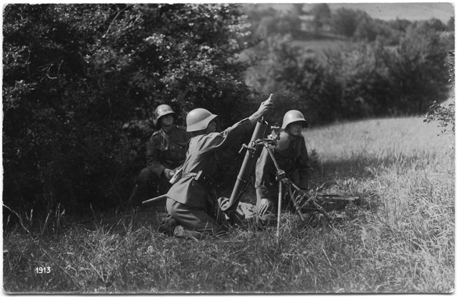 Gruppo di militari durante un'esercitazione