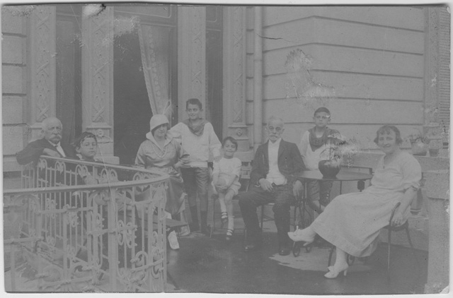 Ritratto di Edoardo Buzzi con la famiglia a Bellinzona