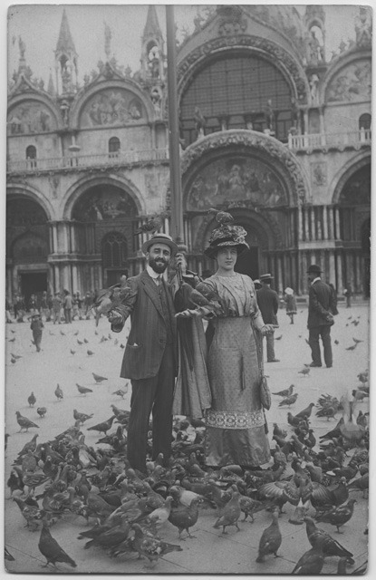 Ferdinando ed Helene Buzzi in piazza San Marco a Venezia