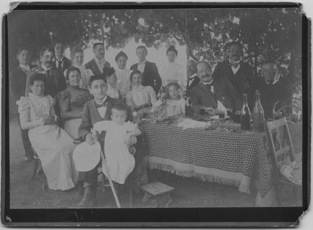 Ritratto di gruppo durante un pranzo all'aperto