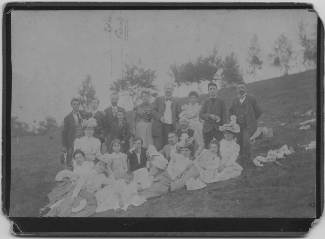 Gruppo in posa all'aperto