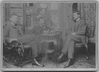 Tre uomini in un salotto a Parigi