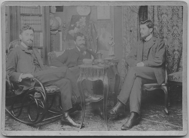 Tre uomini in un salotto a Parigi