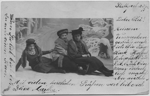 Tre ragazze in posa con slitta