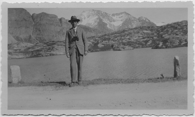 Pericle Buzzi in posa davanti ad un lago di montagna